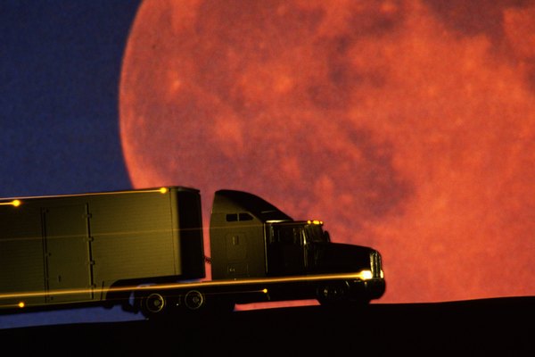 Una luna llena en el perigeo aparece notablemente más grande y más brillante que la luna llena en el apogeo.