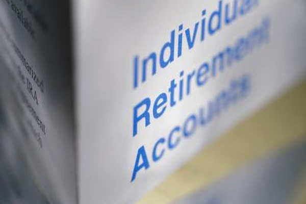 Ryan McVay/Photodisc/Getty Images Tú y tus empleados pueden construir una cuenta fuerte para el retiro con las deducciones antes de impuestos.