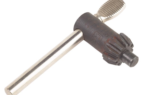 La llave de portabrocas de un taladro con sus dientes en forma de sierra a la derecha.