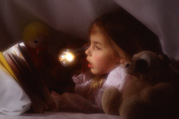 Su propia linterna puede ayudar a un niño a lidiar con cortes de luz.