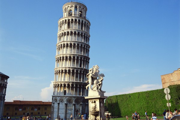 Utiliza los crayones para dibujar alrededor de la torre terminada.