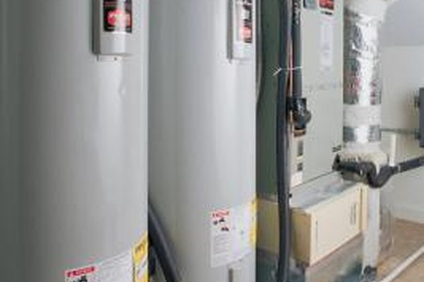 Comstock/Comstock/Getty Images Los instaladores de climatización trabajan con equipos de calefacción y enfriamiento de varios tamaños.