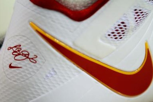 Marc Serota/Getty Images Sport/Getty Images Los zapatos deportivos Nike y otras mercancías son populares entre atletas profesionales y otros consumidores.