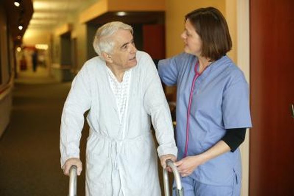 Vicky Kasala/Lifesize/Getty Images Las estructuras verticales organizacionales de los hospitales están diseñadas para asegurar que los trabajadores del cuidado de la salud estén enfocados en sus roles específicos.
