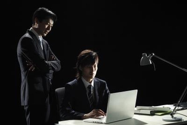 Michael Hitoshi/Digital Vision/Getty Images La estrategia de marketing de un plan de negocios incluye la realización de un análisis completo de la competencia.
