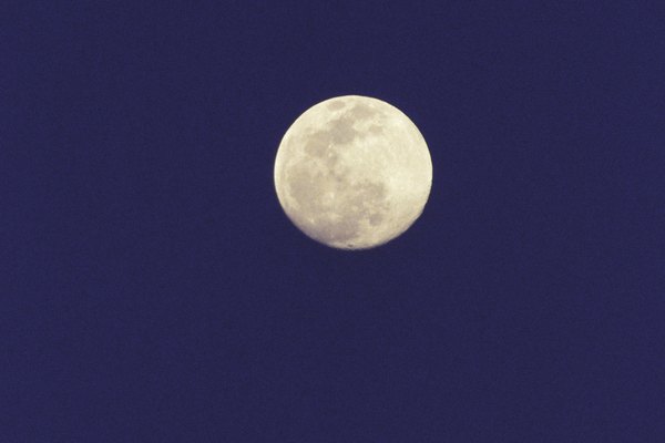 Durante el apogeo de la Luna esta de entre 245,000 y 253,000 millas (394,205 y 407,077 km) de la Tierra.