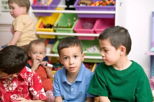 Jupiterimages/Photos.com/Getty Images El costo para acomodar a cada niño se incluyen en los costos de inicio para un centro de cuidado infantil.