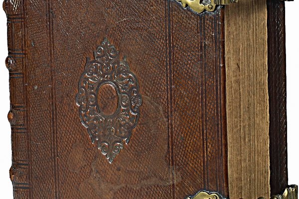 Un libro antiguo con encuadernado de madera cubierto con cuero.