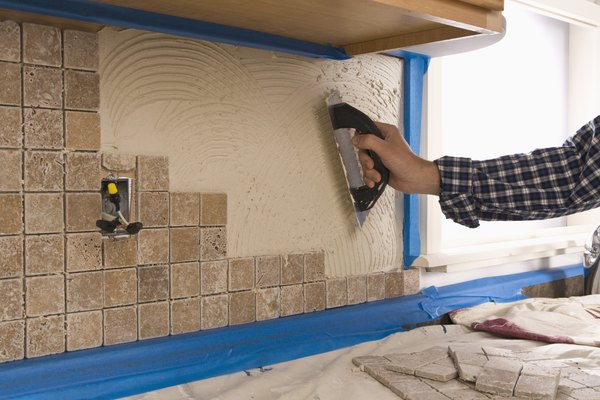 Coloca los azulejos con herramientas especiales.