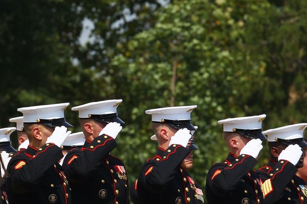 Los Marines estadounidenses saludando al Cementerio Nacional de Arlington.