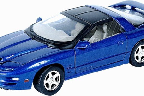 La técnica para pulir este vehículo modelo es similar a la que se utiliza en un coche de tamaño completo.