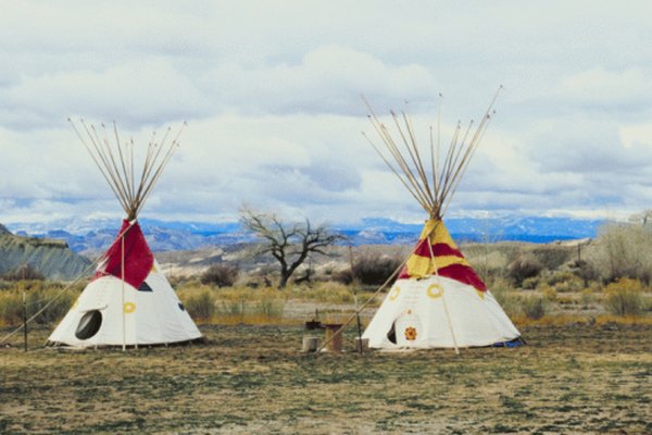 Los tipis de los indios de las llanuras tienen diseños geométricos en colores llamativos.