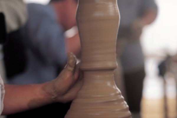 Las escuelas y centros de comunidad usualmente ofrecen clases de cerámica y alfarería.