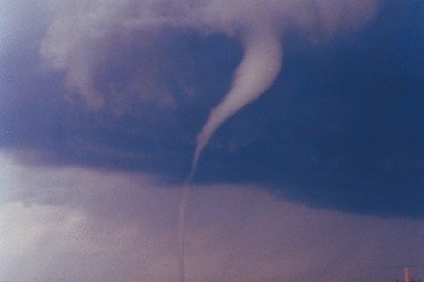 Las corrientes de convección de aire (caliente ascendente y frío descendiente), son en parte responsables en la formación de tornados.