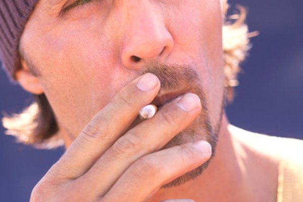 Algunos fumadores disfrutan enrollando sus propios cigarrillos.