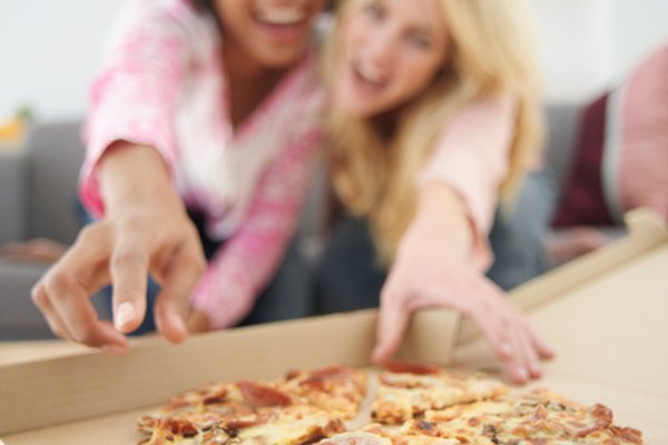 Haz una caja de pizza personalizada para una fiesta.