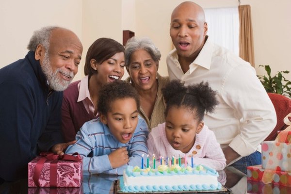 Un genograma es un gráfico de la familia que muestra la dinámica de la familia y las relaciones mediante símbolos.