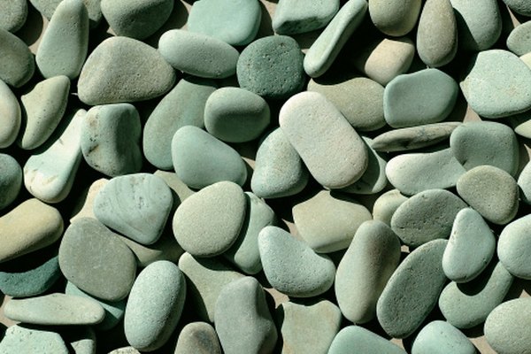 Parte de la diversión de ir a la playa es recoger vidrios marinos y piedras lisas.
