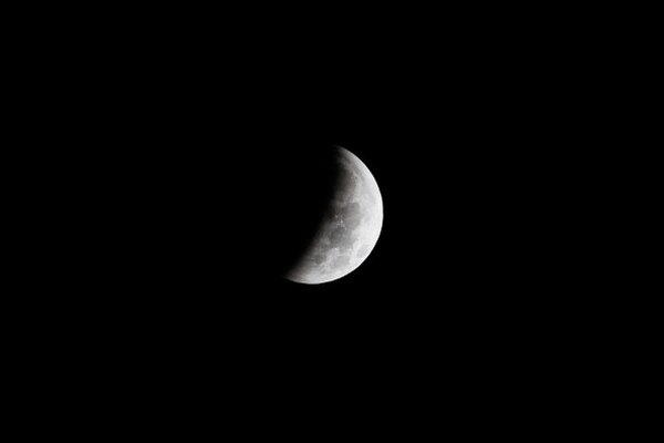 La Luna entrando a la umbra durante un eclipse de luna.