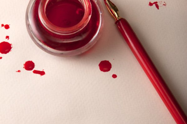 Una tinta hecha en casa puede ser utilizada en bolígrafos o aplicarse con un pincel.