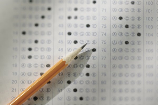 Los SAT son exámenes estandarizados utilizados para evaluar a los estudiantes para inscribirse en la universidad.