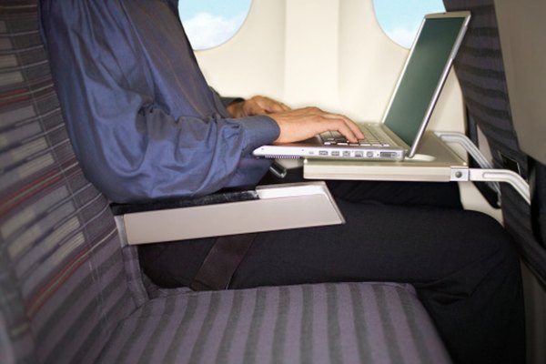 Las letras en los asientos de los aviones te ayudan a encontrar tu asiento en la fila.