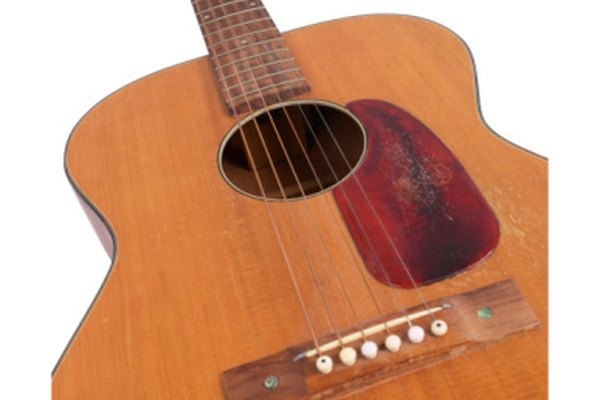 Usar agua en una rajadura de guitarra acústica la ayudará a absorber el pegamento.