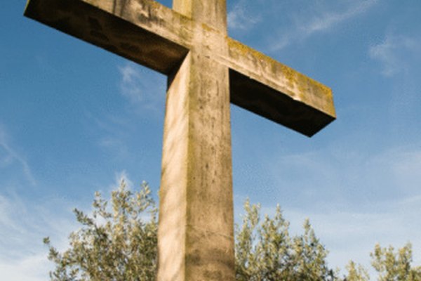 Una cruz de madera transmite aspectos históricos y simbólicos de la vida cristiana.