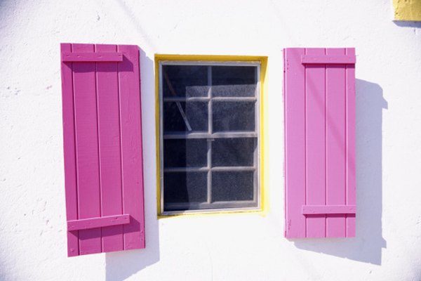 Las persianas de listón tienen un diseño más simple que las contraventanas con persianas.