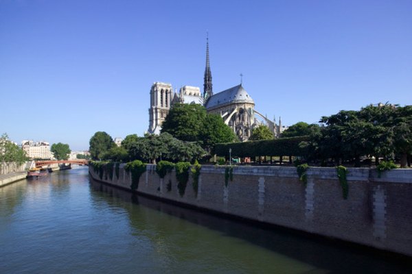 Notre Dame de París está enmarcado por sus arbotantes góticos.