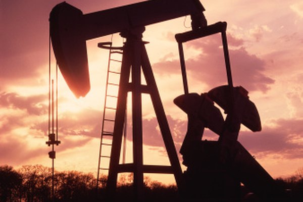 El petróleo crudo está incluido en la categoría más amplia de petróleo.