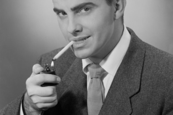 Un encendedor es parte de la imagen de un fumador.