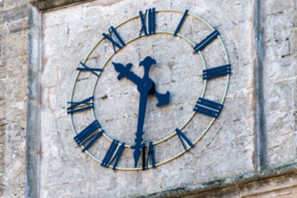 Los relojes antiguos usualmente muestran la hora con números romanos.