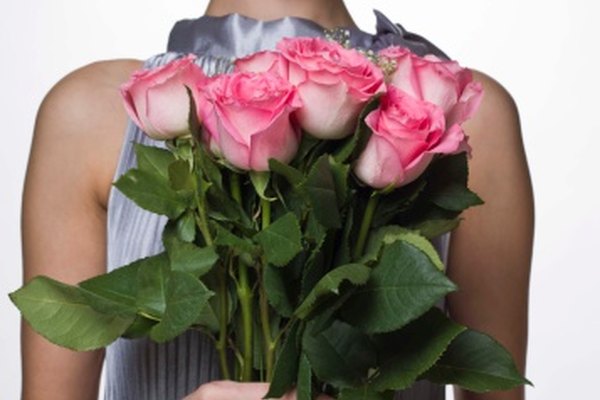 Conserva las rosas de una ocasión especial usando el método de prensado.