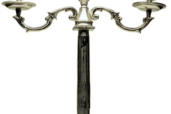 Este antiguo candelabro de ley es a la vez ornamental y funcional.