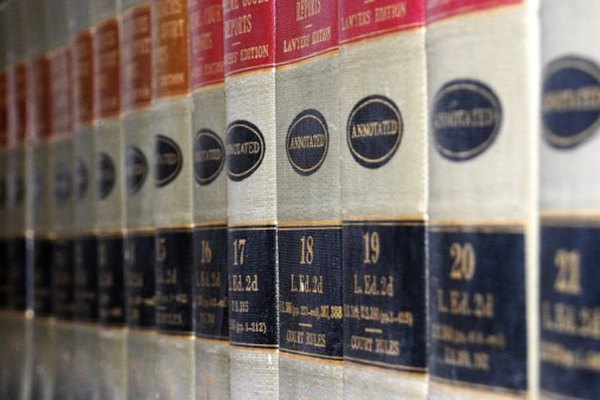 Lla gente usa las enciclopedias para buscar información acerca de temas variados.