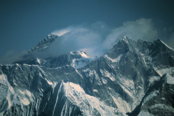 El monte Everest bordea el Tibet.