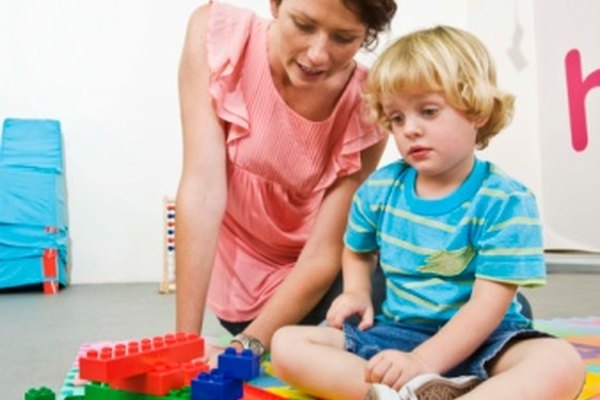 Los niños estarán más interesados en aprender el nombre de los colores si se les enseñan durante sus actividades favoritas.