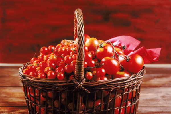 Pinta un esquema de la fruta, tal como una manzana o cerezas en una cesta.