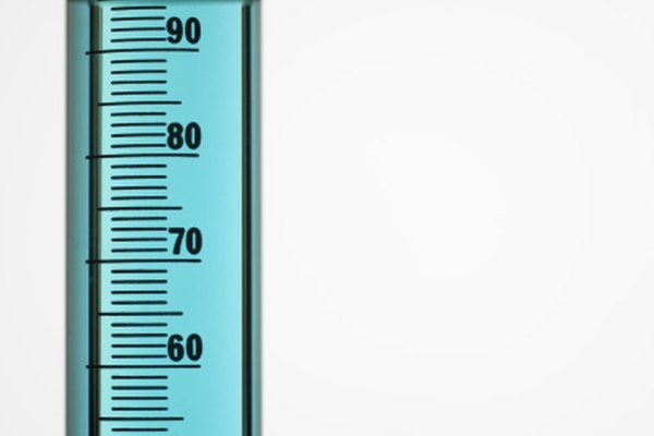 Calcula el volumen de los objetos de forma irregular usando el método de desplazamiento de agua.