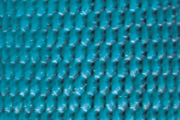 El nailon es un polímero hecho moléculas grandes con muchas partes que se repiten.