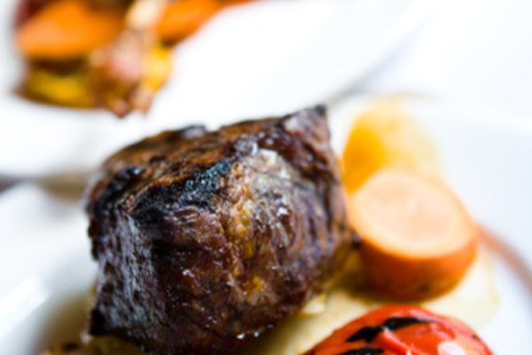 Usa vino y cebolla para una salsa sobre carne o verduras.