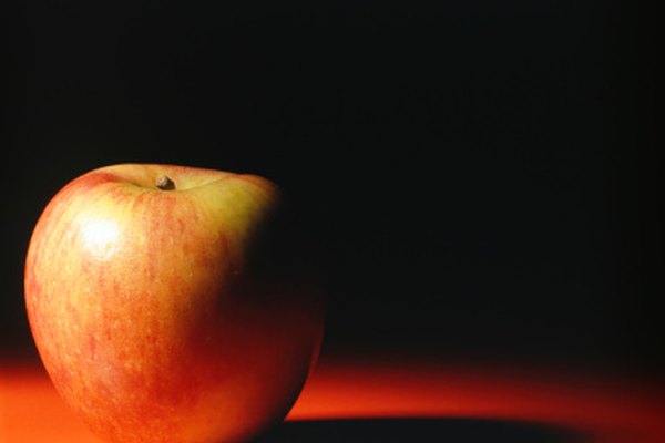 Pinta la sombra de la manzana sobre la mesa, aunque quizás no tan dramáticamente como se muestra en esta imagen.