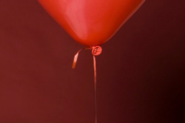 Los globos de helio flotan debido a que son mucho más livianos que el aire.