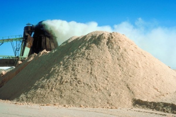 El aserrín se combina con otras partículas de la madera para hacer tablones.