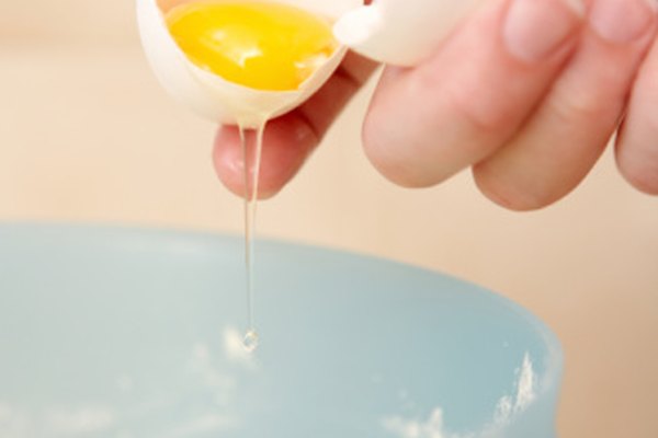 Los huevos son usados para unir en la mayoría de los postres horneados, así como con otros alimentos como el pastel de carne.