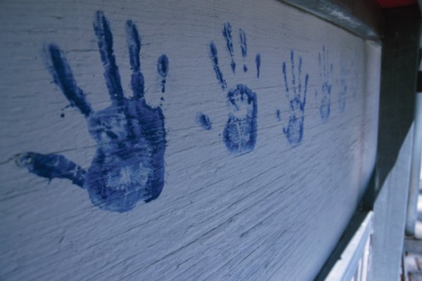 Un mural de las manos impresas de los niños es una buena actividad en clase.