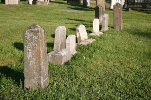 Con frecuencia, la gente reporta ver fantasmas en los cementerios.