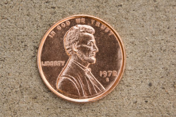 La oxidación causa que las monedas de un centavo de dólar se corroan con el tiempo.
