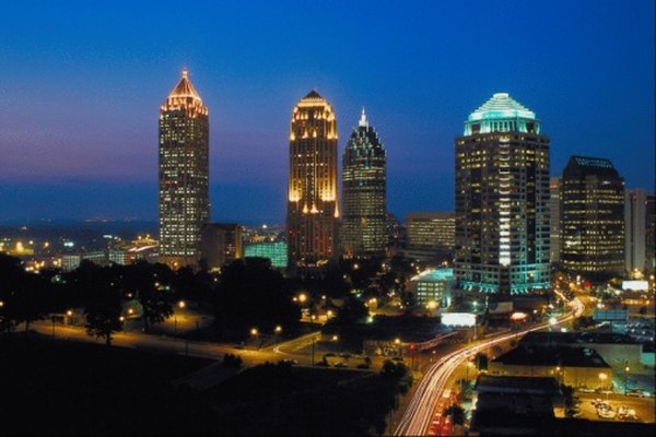 El horizonte nocturno de Atlanta realza la ciudad cosmopolita.